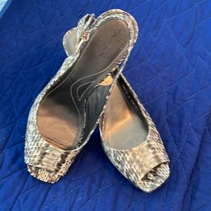 Lady’s open pumps with heels